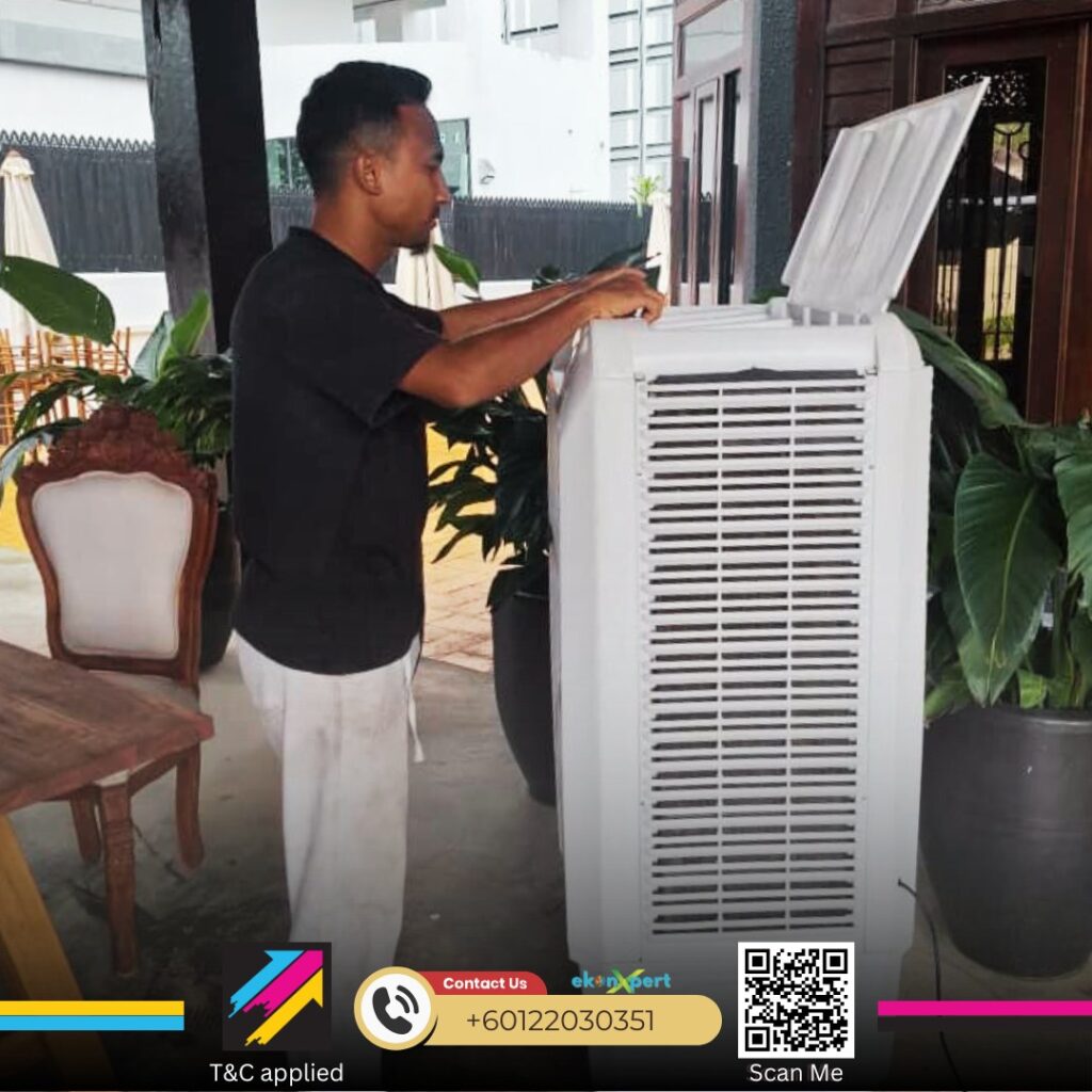 Aircond Service Appointment Guide: Be a 'King' Customer Without Bargaining on Quality! 3 A K Option technician performing professional aircond service and showing technical reading data to a happy customer in Selangor.
