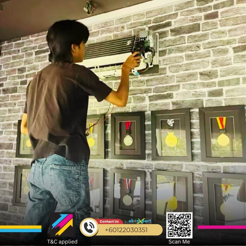 Aircond Service Appointment Guide: Be a 'King' Customer Without Bargaining on Quality! 2 A K Option technician performing professional aircond service and showing technical reading data to a happy customer in Selangor.