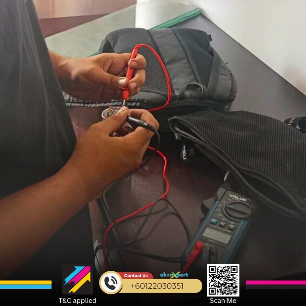 Aircond Tak Boleh On? Ini 7 Punca Utama & Cara Selesaikan (Panduan Lengkap) 2 Juruteknik K Option sedang memeriksa punca aircond tak boleh on menggunakan multimeter.