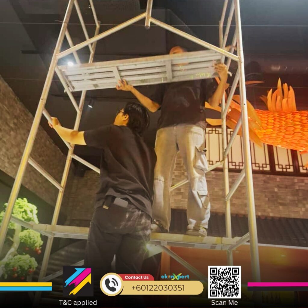 Servis Chemical Aircond: Mitos, Realiti & Cara Sebenar K Option Buat! 2 Juruteknik K Option sedang melakukan servis chemical aircond dan mengambil bacaan teknikal.