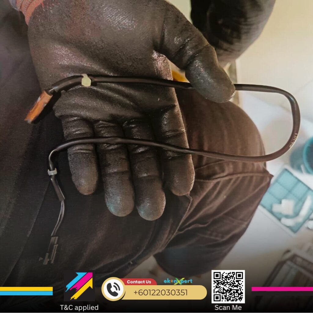 Servis Overhaul Aircond: Trend Viral Atau Wajib Buat? (Elak Ditipu) 2 Juruteknik K Option sedang melakukan servis overhaul aircond dan memeriksa bacaan gas.